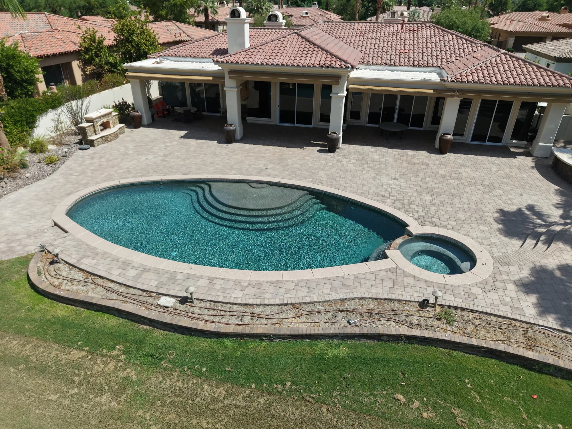 Curved pool & raised spa by JB Pools: PWG 2